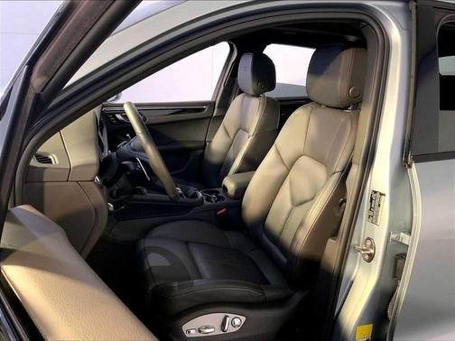 Dolomite Silver Metallic 2023 Porsche Macan Macan