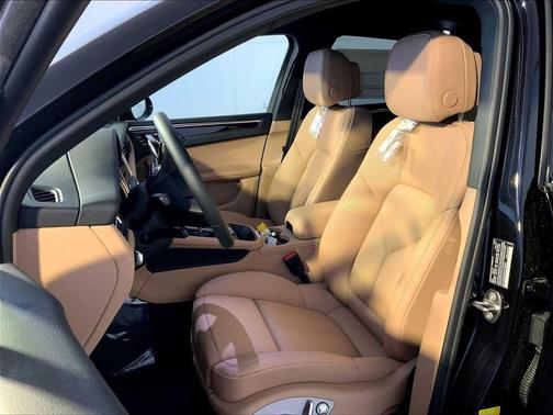 2T/Jet Black Metal 2026 Porsche Macan Macan