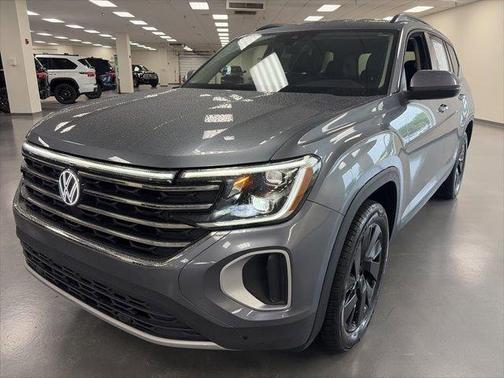 Platinum Gray Metallic 2024 Volkswagen Atlas 2.0T SE w/Technology 4MOTION