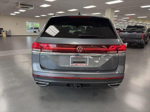 Platinum Gray Metallic 2024 Volkswagen Atlas 2.0T SE w/Technology 4MOTION