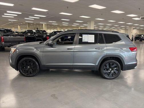 Platinum Gray Metallic 2024 Volkswagen Atlas 2.0T SE w/Technology 4MOTION