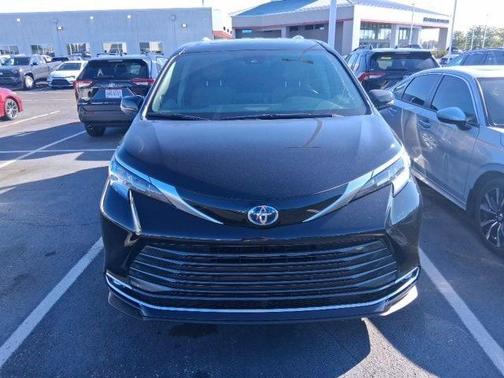 2023 Toyota Sienna Limited