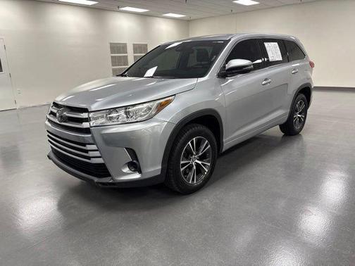 Celestial Silver Metallic 2018 Toyota Highlander LE I4