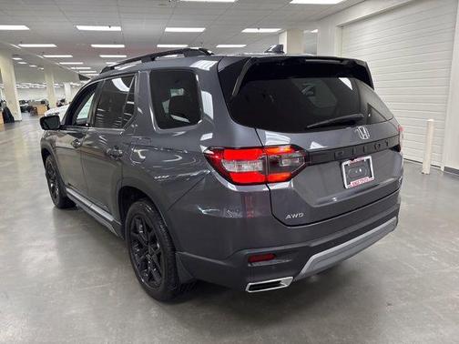 Sonic Gray Pearl 2025 Honda Pilot Touring 8-Passenger
