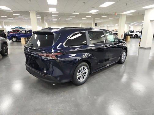 2025 Toyota Sienna XLE 7 Passenger