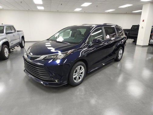 2025 Toyota Sienna XLE 7 Passenger