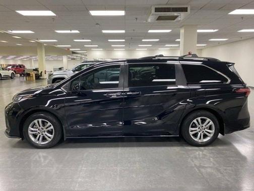 2022 Toyota Sienna XSE 7 Passenger