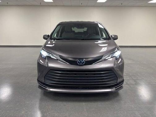 2022 Toyota Sienna LE