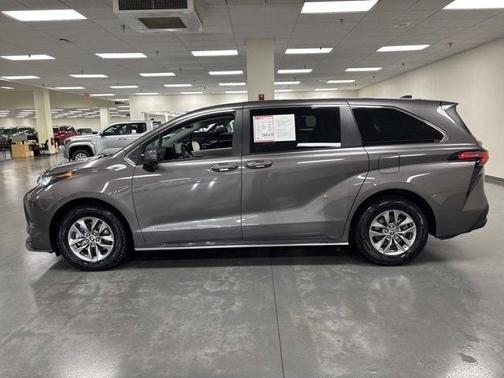 2022 Toyota Sienna LE