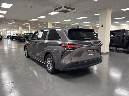 2022 Toyota Sienna LE