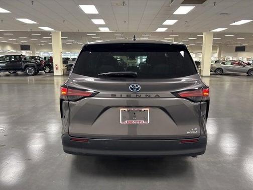 2022 Toyota Sienna LE