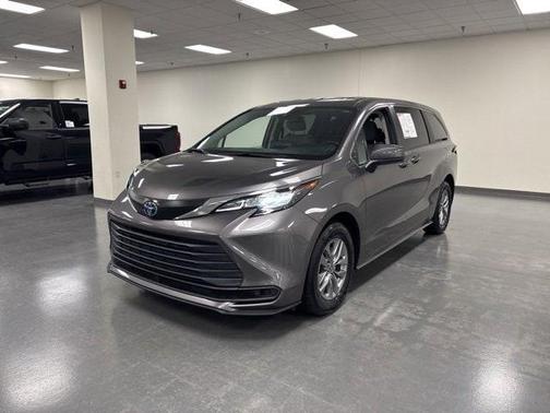 2022 Toyota Sienna LE