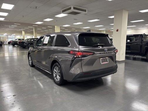 2022 Toyota Sienna LE