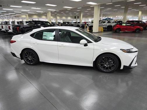 Ice 2026 Toyota Camry SE