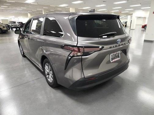 2024 Toyota Sienna LE