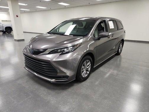 2024 Toyota Sienna LE
