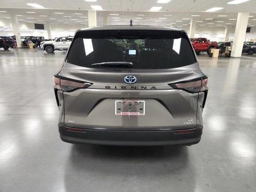 2024 Toyota Sienna LE