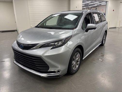 2024 Toyota Sienna XLE