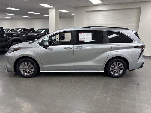2024 Toyota Sienna XLE