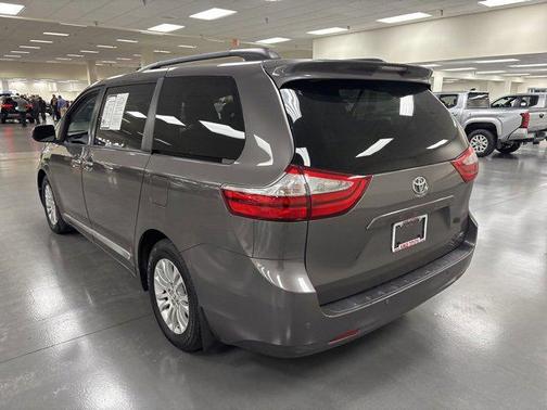 2017 Toyota Sienna XLE
