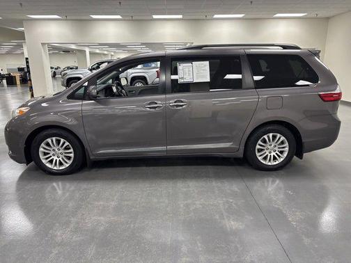 2017 Toyota Sienna XLE
