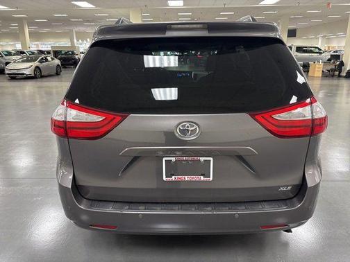 2017 Toyota Sienna XLE