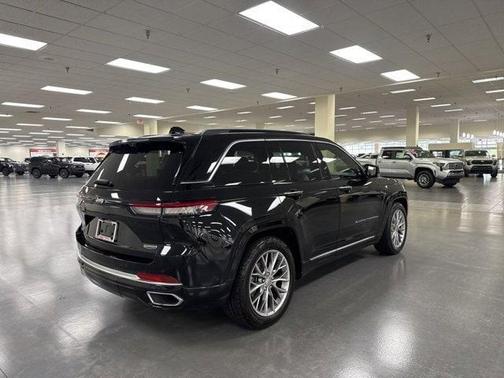 2022 Jeep Grand Cherokee Summit