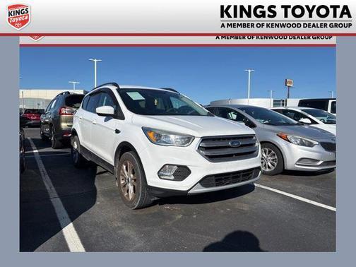 Oxford White 2017 Ford Escape SE