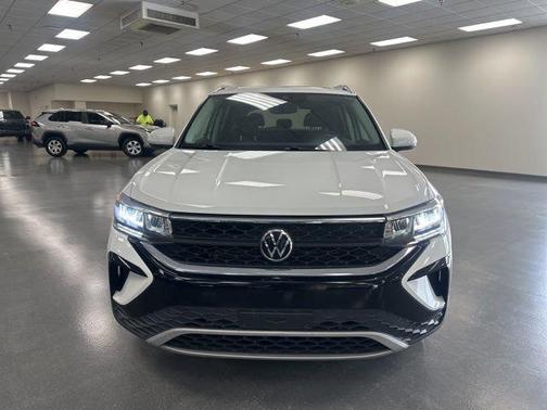 Pure White 2022 Volkswagen Taos 1.5T SE