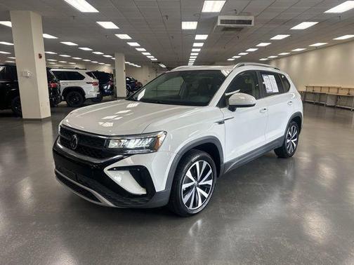 Pure White 2022 Volkswagen Taos 1.5T SE