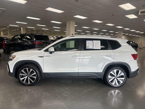 Pure White 2022 Volkswagen Taos 1.5T SE