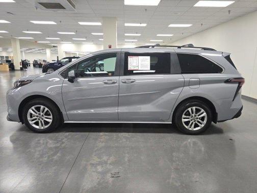 2023 Toyota Sienna Woodland Edition 7-Passenger