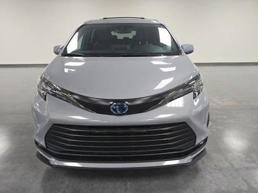 2023 Toyota Sienna Woodland Edition 7-Passenger