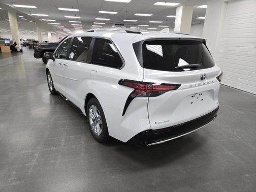 Pearl 2026 Toyota Sienna Limited