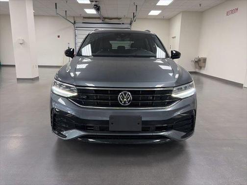 Platinum Gray Metallic 2023 Volkswagen Tiguan 2.0T SE R-Line Black