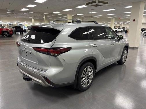 2025 Toyota Highlander Platinum