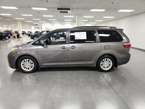 2017 Toyota Sienna XLE