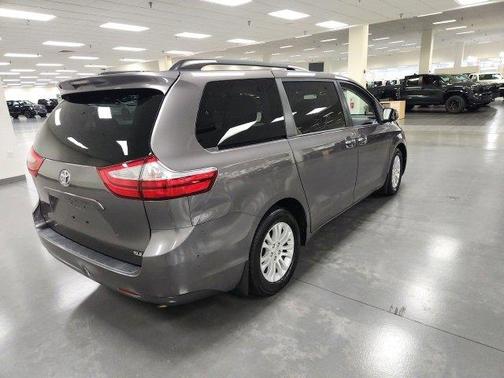 2017 Toyota Sienna XLE