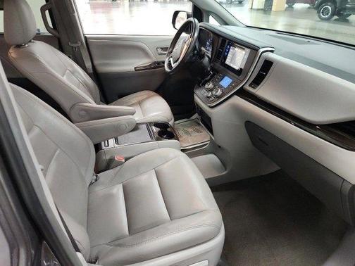 2017 Toyota Sienna XLE
