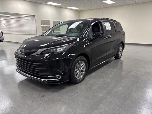 2024 Toyota Sienna XLE