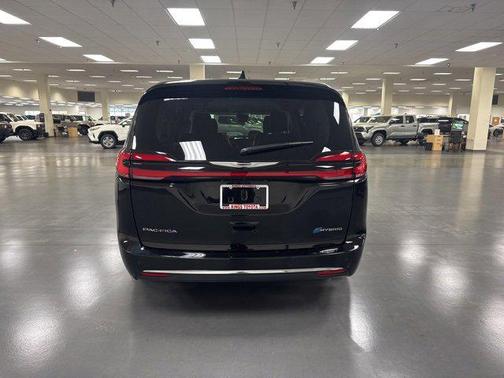 2024 Chrysler Pacifica Hybrid Select