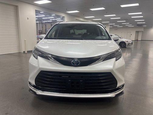 2024 Toyota Sienna XLE