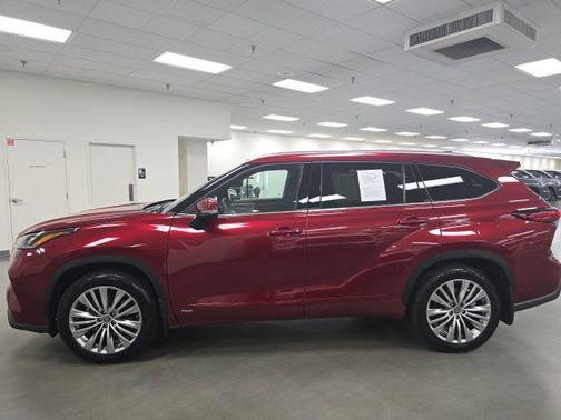 Ruby Flare Pearl 2023 Toyota Highlander Hybrid Platinum
