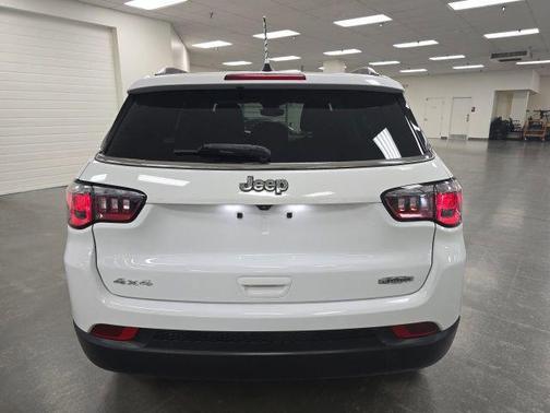 Bright White Clearcoat 2022 Jeep Compass Latitude