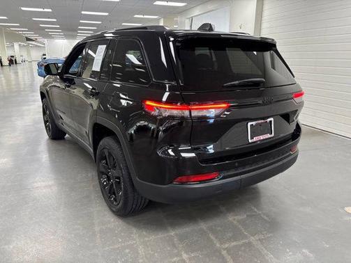 Diamond Black Crystal Pearlcoat 2023 Jeep Grand Cherokee Altitude