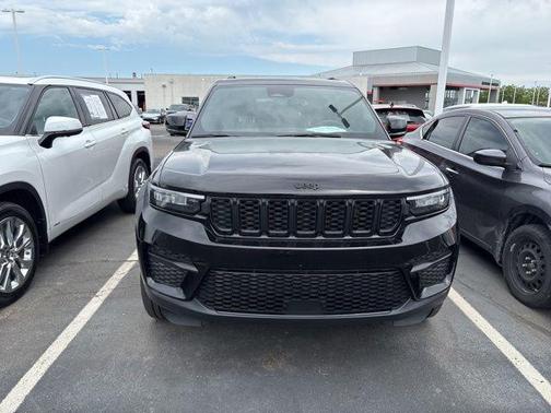 Diamond Black Crystal Pearlcoat 2023 Jeep Grand Cherokee Altitude