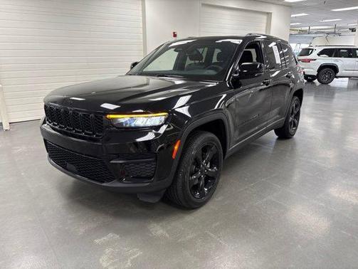 Diamond Black Crystal Pearlcoat 2023 Jeep Grand Cherokee Altitude