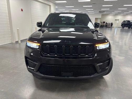 Diamond Black Crystal Pearlcoat 2023 Jeep Grand Cherokee Altitude