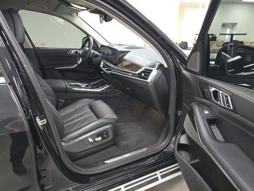 Black Sapphire Metallic 2024 BMW X7 xDrive40i
