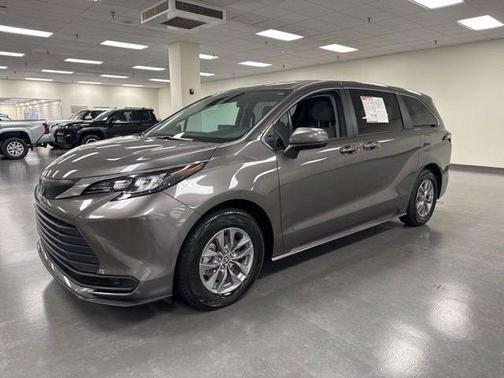 2024 Toyota Sienna LE